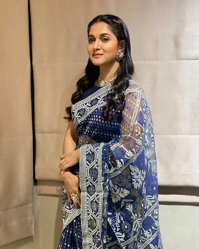 জামদানি বুননের নীল তাঁতের শাড়ির লুকে মিথিলার চুলে সফট কার্লস। কানে গলায় ট্রেন্ডি ফ্যাশন জুয়েলারি।