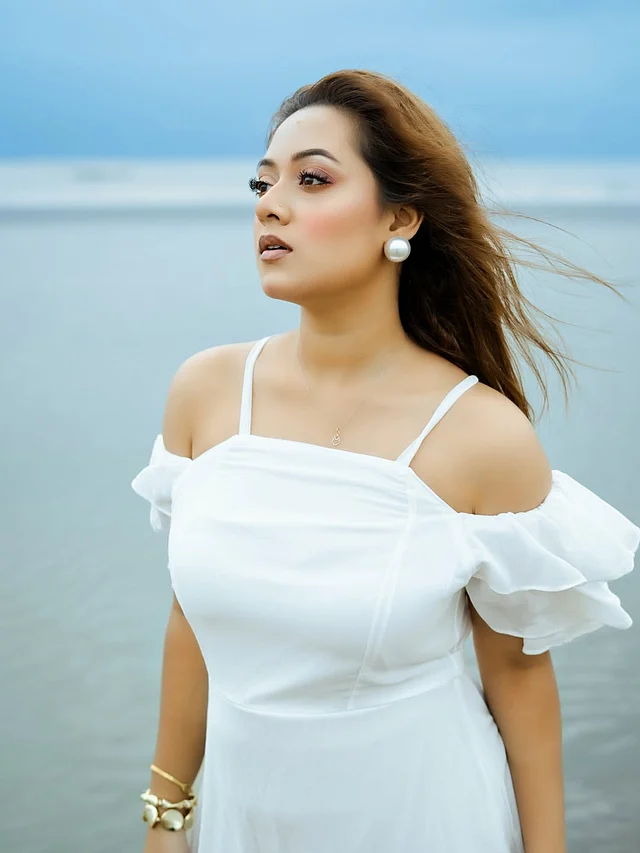 এই লুকে দীঘি পরেছেন অফ দ্য শোল্ডার স্টাইলের সাদা একরঙা দড়েস