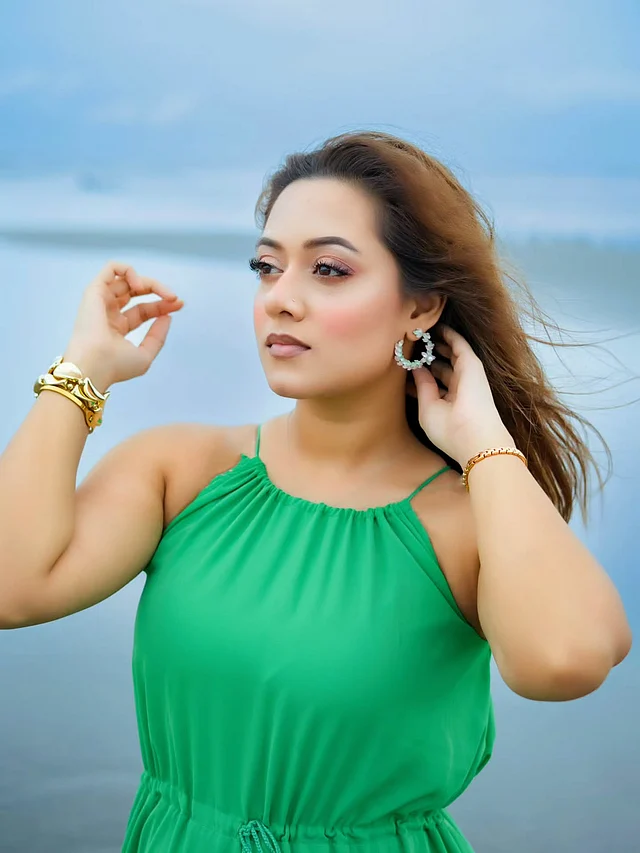 স্প্যাগেটি স্ট্র্যাপের হলটারনেক ডিজাইন দেখা যাচ্ছে।