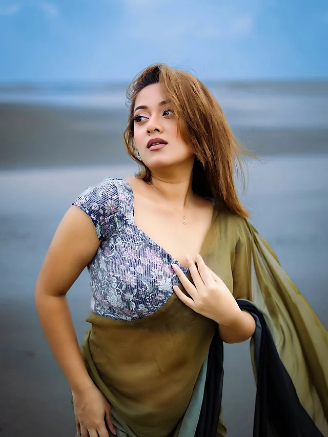 হালকা ম্যাট ন্যুড মেরুন লিপকালার, কাজল আর হালকা শ্যাডো ছাড়া সাজ নেই তেমন। খোলা চুলে বাদামি রং