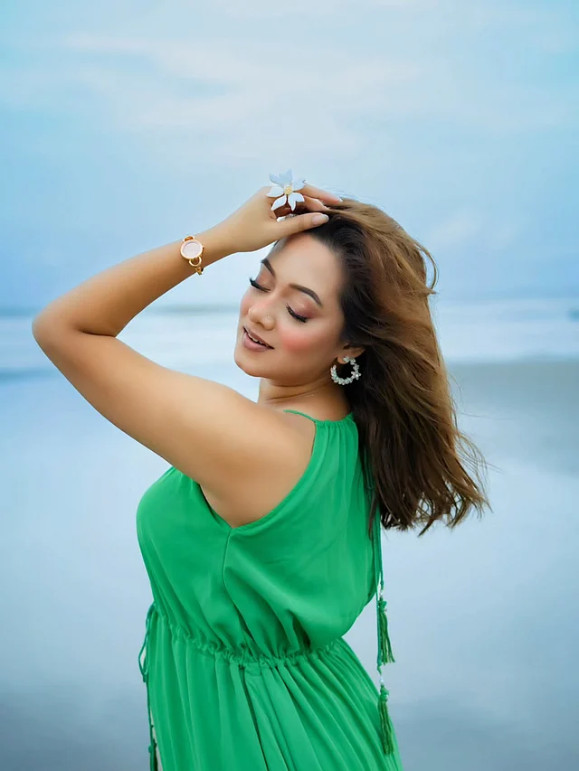 কানে হুপ দুল, হাতে সোনালি ব্রেসলেট-ওয়াচ আর ফুলেল ডিজাইনের স্টেটমেন্ট আংটি দেখা যাচ্ছে