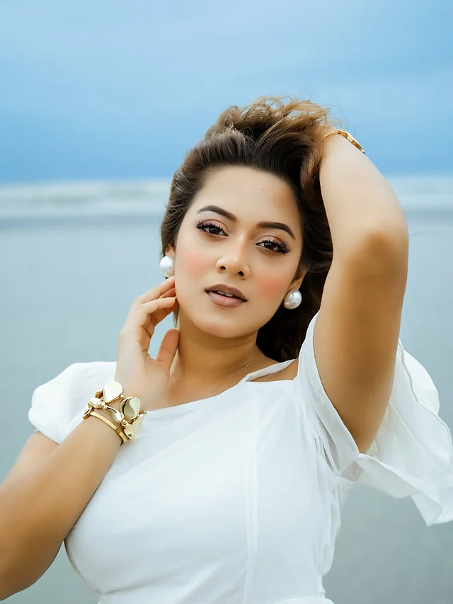 পার্লের দুল আর কন্টেম্পোরারি ডিজাইন এর গোল্ডেন জুয়েলারি পরেছেন তিনি এখানে
