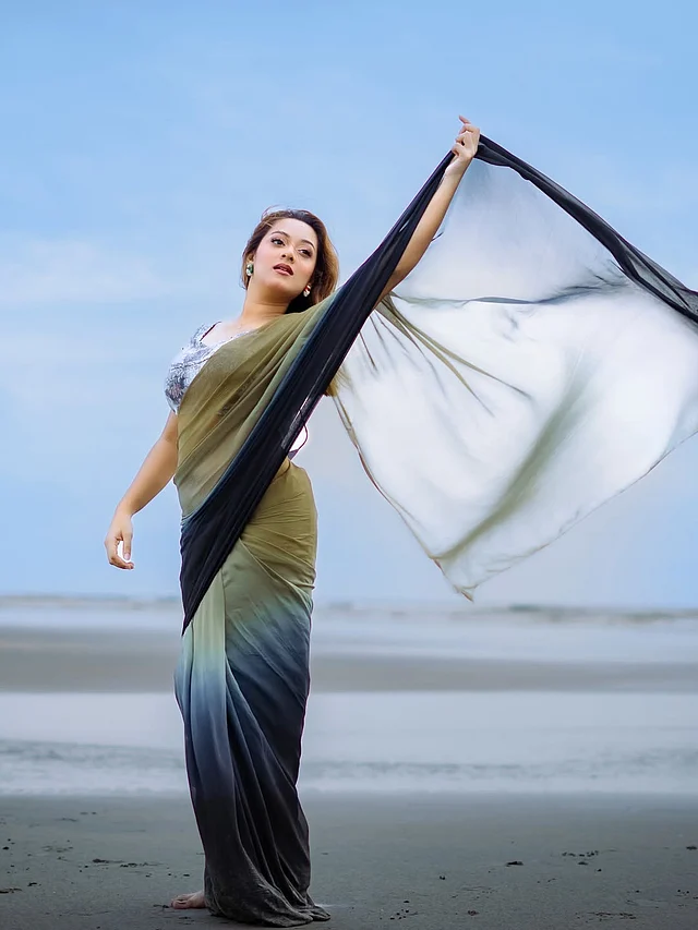 সাগরপাড়ে পরার জন্য অলিভ-নীল অমব্রে শাড়ি বেছে নিয়েছেন দীঘি