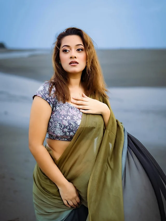 সাদা ফুলের প্রিন্টের নীল ব্লাউজ মানিয়েছে খুব