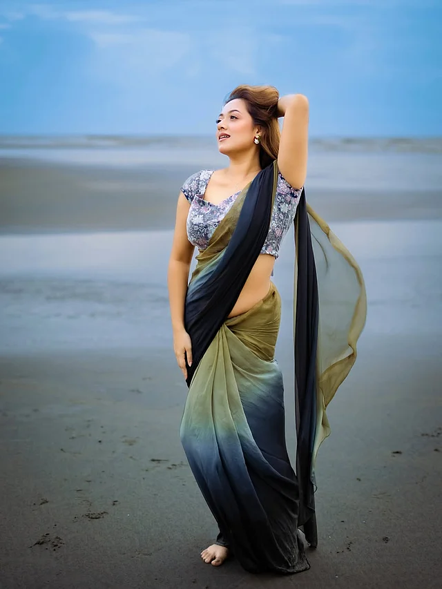কানে শুধু ছোট দুল। ক্ল্যাসিক ড্রেপের শাড়ির সাজে মোহনীয় লাগছেন তিনি খালি পায়ে