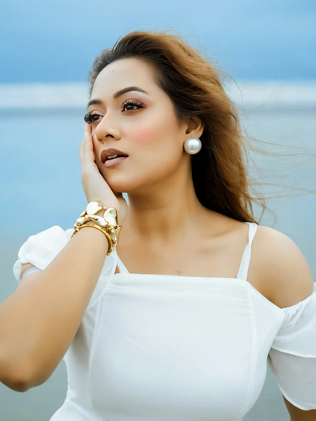 ট্রেন্ডি পার্টেড আইল্যাশ, ম্যাট ন্যুড ব্রাউন লিপস, হালকা আইশ্যাডো ও ব্লাশ দেখা যাচ্ছে সাজে।