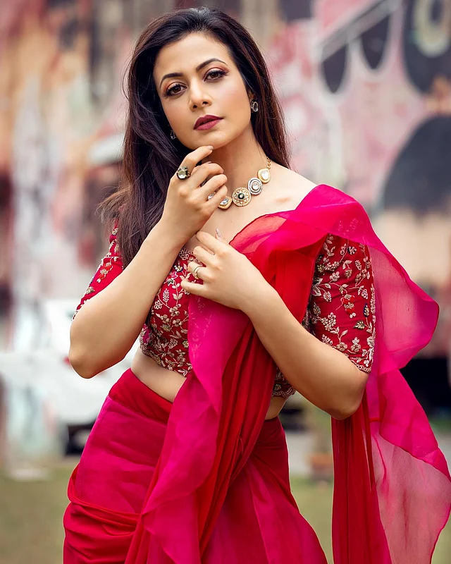 হট পিংক ফিউশন শাড়ির লুকে কোয়েল