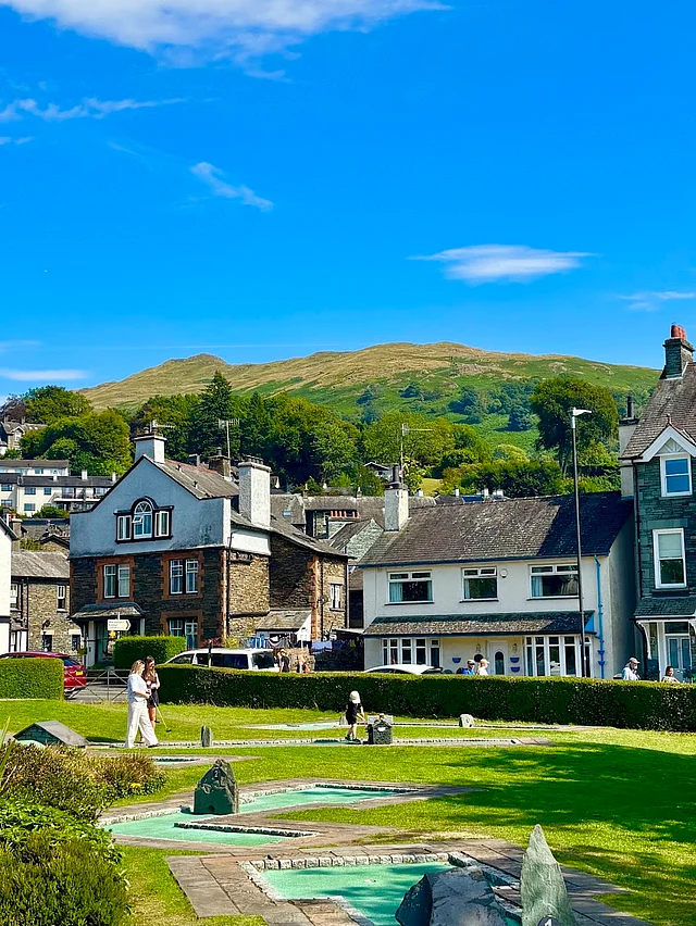 পাহাড়ের ধারে অ্যাম্বলসাইড টাউন