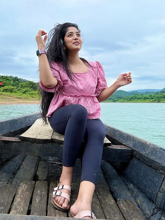নেভি ব্লু লেগিংস আর গোলাপি টপে নোউকায় ঘুরছেন তিনি