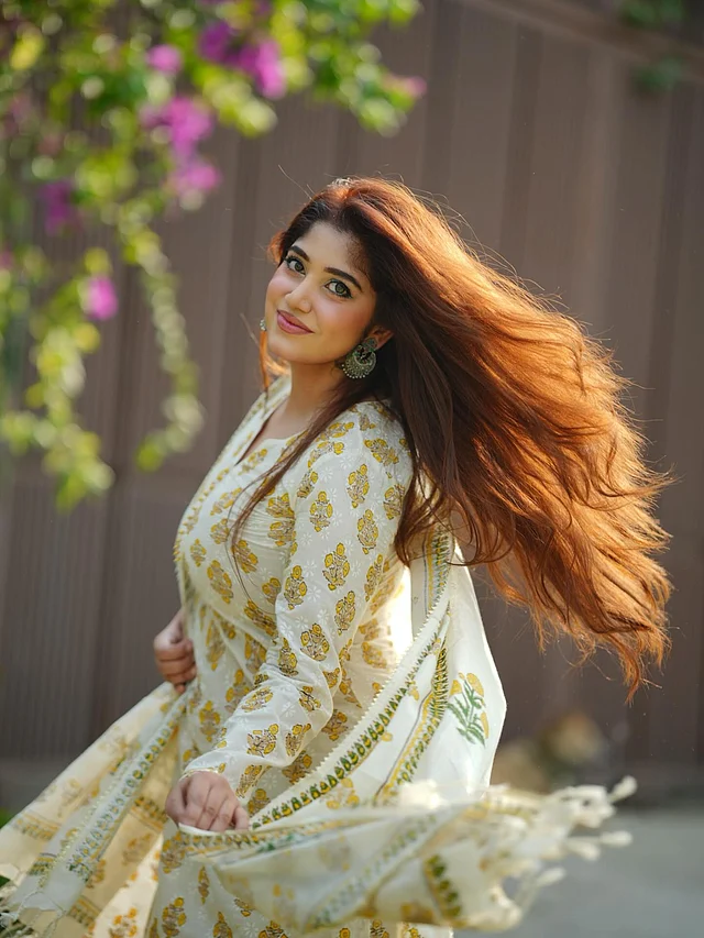 সালওয়ার কামিজের মায়াময় লুকে নজর কাড়ছে এক ঢাল চুল