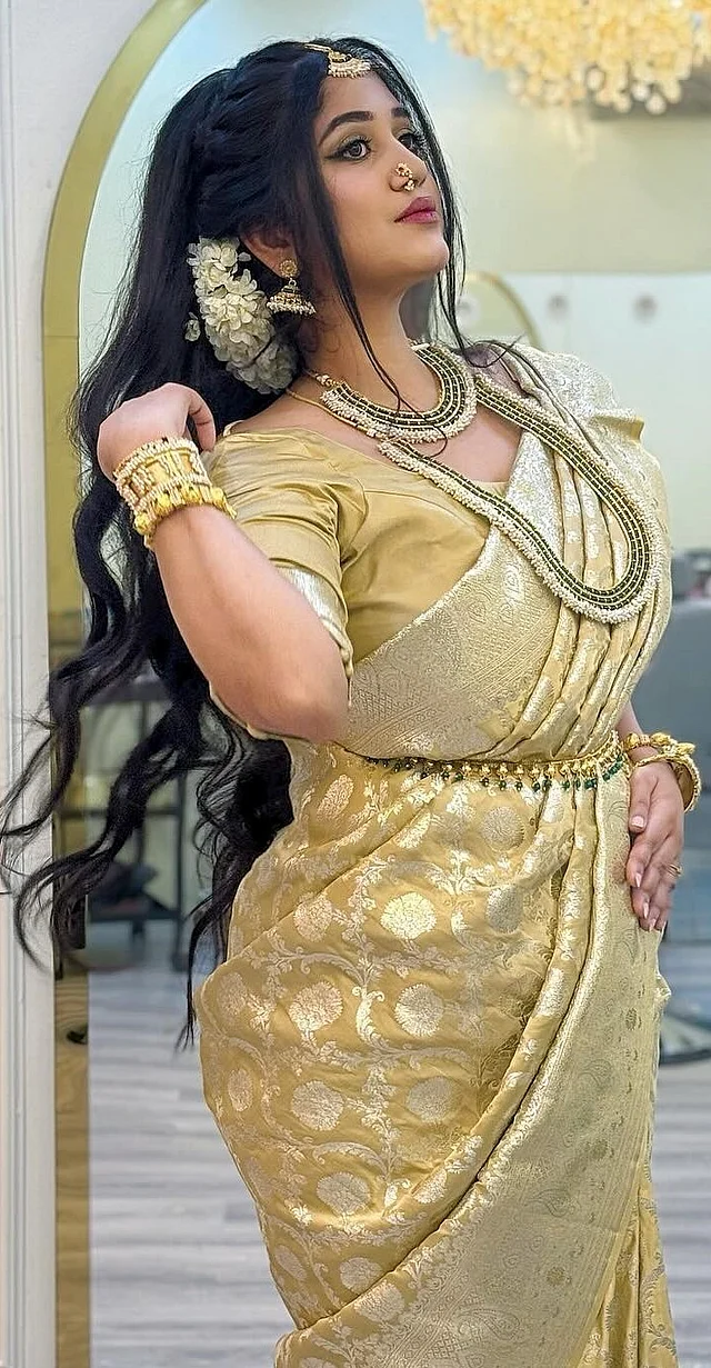 এখানে দেখা যাচ্ছে গোল্ডেন শারির সাউথ ইন্ডিয়ান থিমের ব্রাইডাল লুক। সঙ্গে সিগনেচার হেয়ারস্টাইল