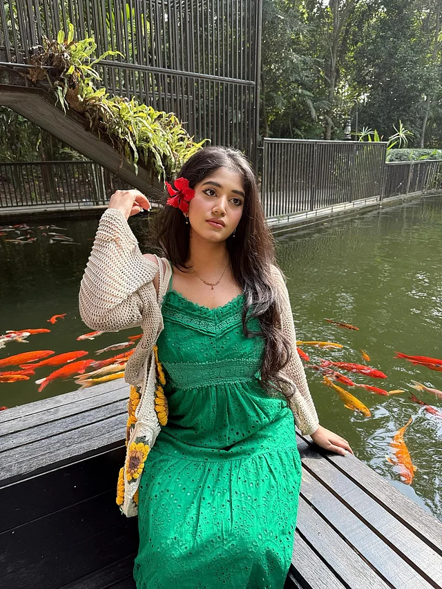 সবুজ দ্রেস, ম্যাক্রেম কার্ডিগান আর নিটেড সানফ্লাওয়ার ব্যাগের সঙ্গে শেহতাজের এই লুকে দেখা যাচ্ছে কানে গোঁজা লাল জবা ফুল