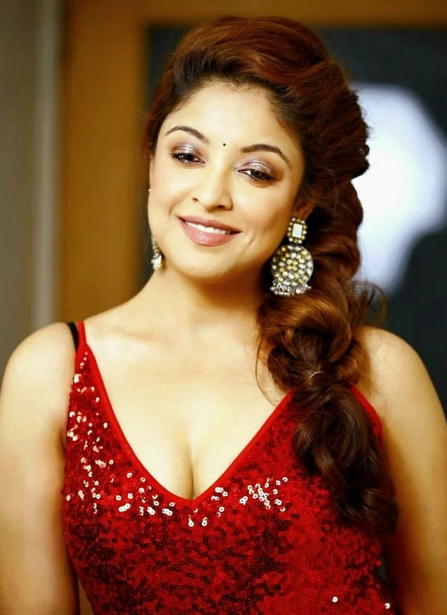 লাল সিকুইনের স্লিভলেস গাউনের এই লুকের মতো এখনও সমান আবেদন ছড়ান তিনি