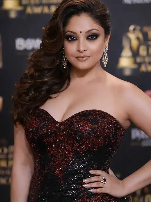 স্ট্র্যাপলেস সিকুইন গাউনে তনুশ্রী