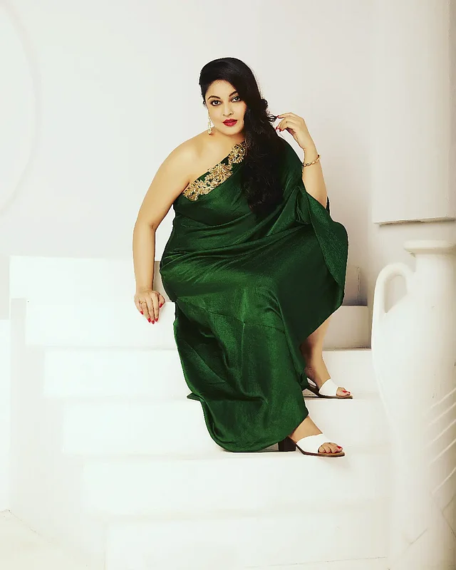 ওয়ান শোল্ডার এথনিক সবুজ গাউন পরেছেন তিনি