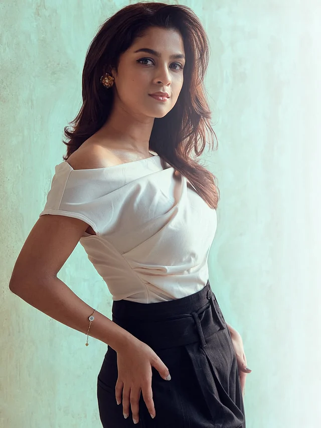 পেটাল স্লিভসের সাদা টপ পরেছেন সাদিয়া এই লুকে