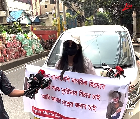 সড়কে দাঁড়িয়ে এভাবেই প্রতিবাদ করেন তিনি সম্প্রতি
