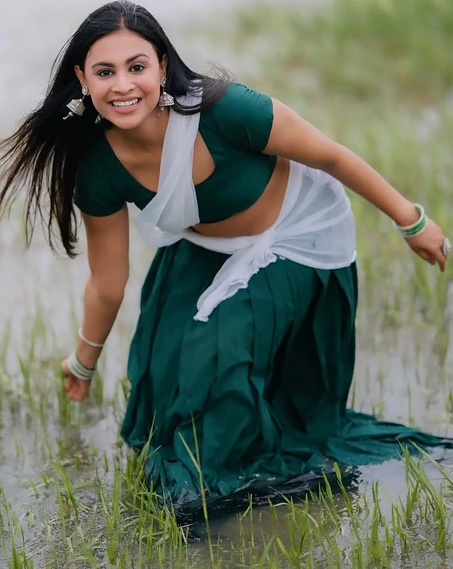 মেঘলার এই মায়াময় মুখখানি মুগ্ধ করেছে আমাদেরকে বারবার। এখানে তাঁকে দেখা যাচ্ছে সবুজ-সাদা লেহেঙ্গা আর রূপালি ঝুমকার লুকে