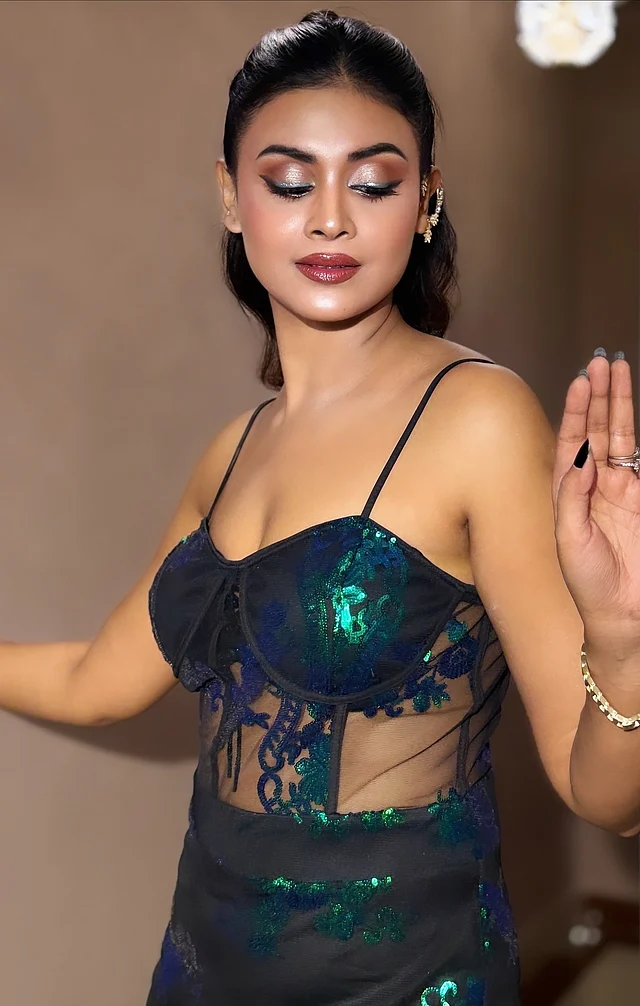 তেলেগু ছবি ‘সাকালা কালা ভাল্লাভুডু’–তে অভিনয় করে আলোচনায় আসেন তিনি। এখানে পরেছেন স্প্যাগেটি স্ট্র্যাপের কালো শিয়ার টপ। তাতে সি গ্রিন সিকুইনের কারুকাজ।