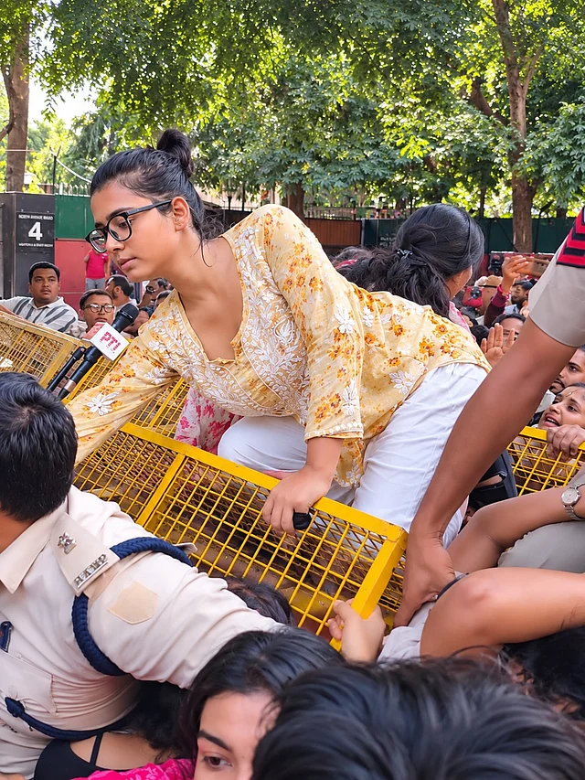 আন্দোলনে সামনের সারিতে সবচেয়ে বেশি নজর কেড়েছেন ২৯ বছর বয়সী এক পিএইচডি শিক্ষার্থী