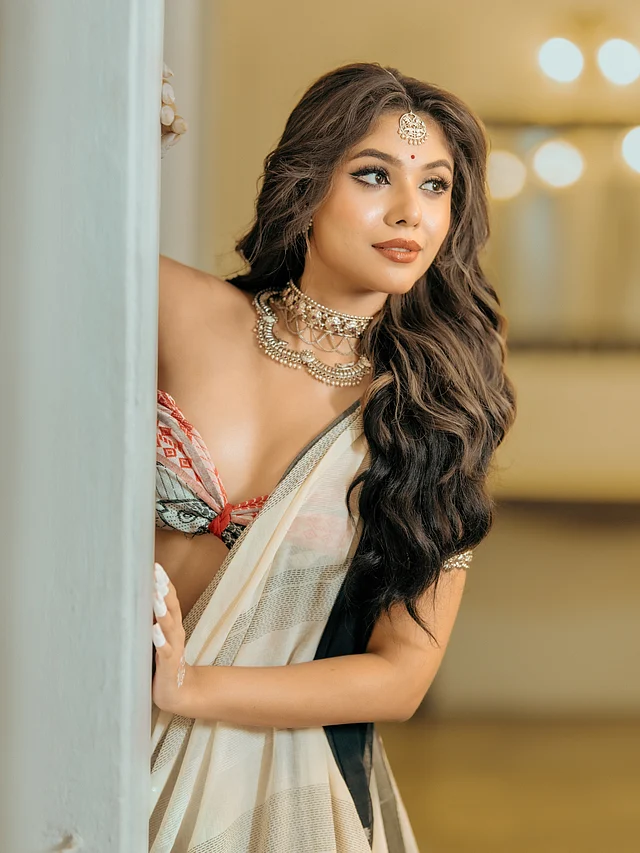 অফ-হোয়াইট শাড়ির সঙ্গে প্রিন্টেড স্ট্র্যাপলেস ব্লাউজে অত্যন্ত ট্র্যাডিশনাল ও গ্ল্যামারাস লুকে ধরা দিয়েছেন।