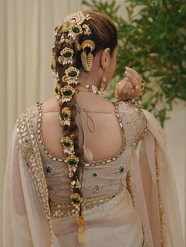 বেনি জুড়ে জমকালো হেয়ার আক্সেসরিজ