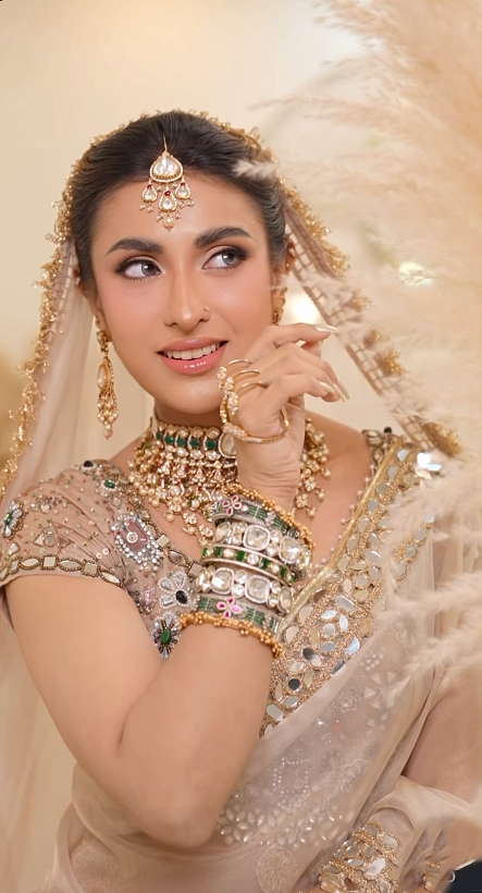 চোখের কালার্ড লেন্স নজর কাড়ছে