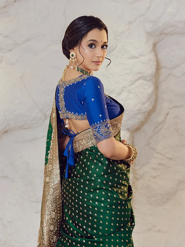 দেশি লুকে জমকালো শারি গয়নায় আবেদন ছড়াচ্ছেন সাবিলা