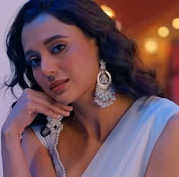 এখানেও পরেছেন সাদা শাড়ি। তবে স্লিভলেস ব্লাউজের লাস্যময়ী লুকে