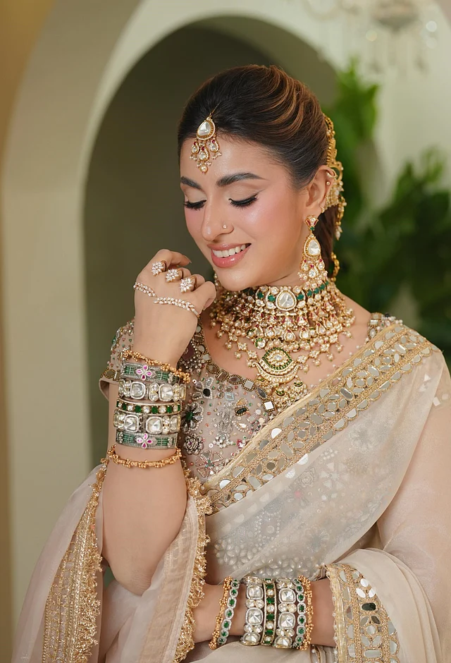 সবুজ-সাদা পাথর আর কুন্দনের গয়নার মাঝে আছে টিকলি, ভারী চোকার, চুড়ি-বালা,আংটি আর দুল।