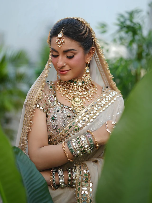 চুলের সামনে একটুখানি বাদামি হাইলাইট। সামান্য পাফ করে বাঁধা হয়েছে