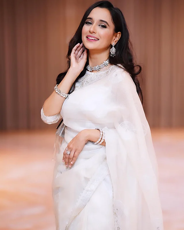 গ্ল্যাম লুকেও স্নিগ্ধতা ছড়াতেন তিনি। এখানে পরেছিলেন ধবধবে সাদা শাড়ি আর রূপালি গয়না