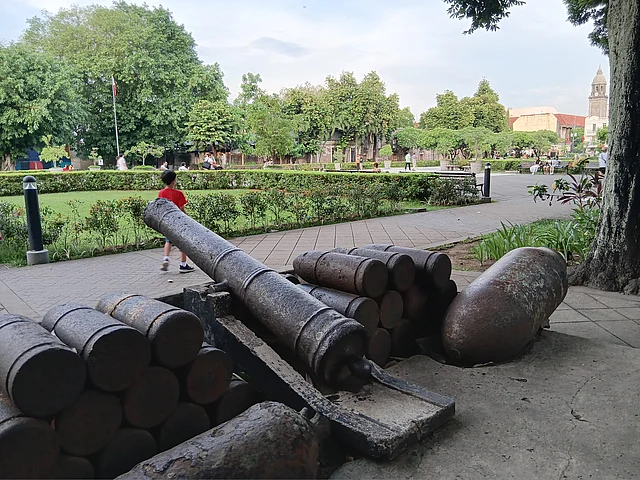 আমেরিকান ব্যারাকের বাইরে রাখা কামান