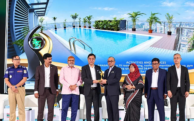 পুরস্কার গ্রহণ করছেন হানসা–এ প্রিমিয়াম রেসিডেন্সের মহাব্যবস্থাপক এমএ কালাম তালুকদার
