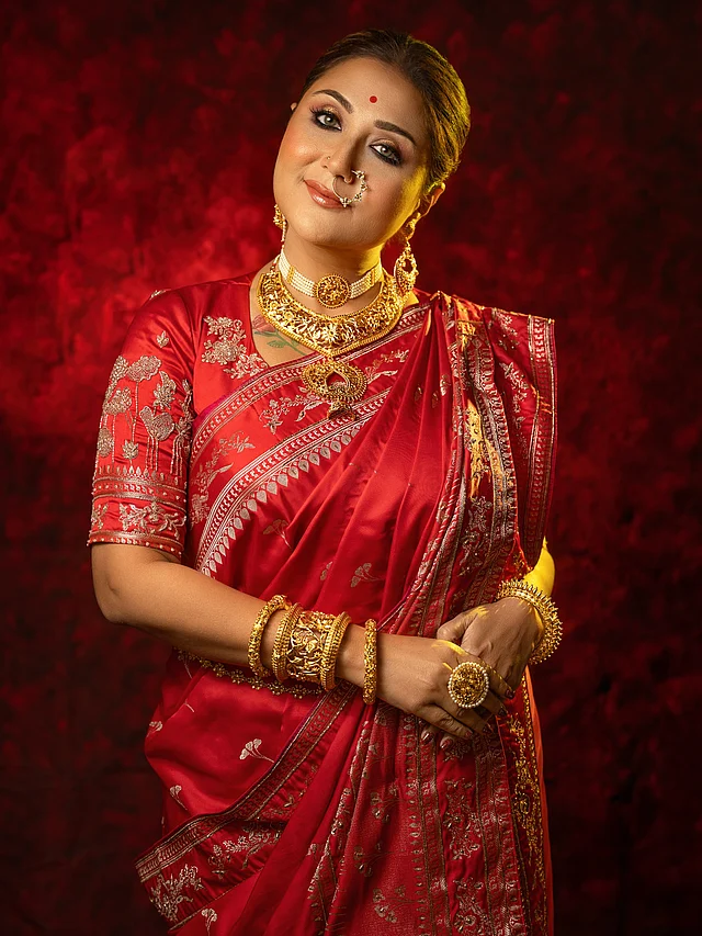 গলায় পরেছেন সাদা মুক্তোর চোকারের সঙ্গে ফুলেল নকশার সোনার হার
