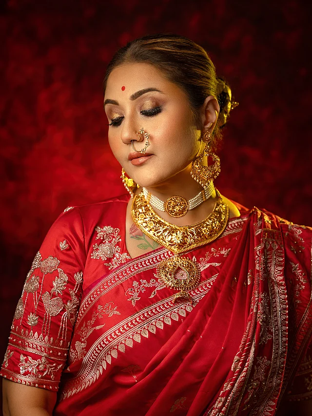 মেকআপে সোনালি শিমার আইশ্যাডো, গাঢ় কাজল আর নুড লিপকালারের ছোঁয়া। কপালে লাল টিপে পূর্ণতা পেয়েছে স্বস্তিকার উৎসবের সাজ। চুল পরিপাটি করে পেছনে টেনে বাঁধা।