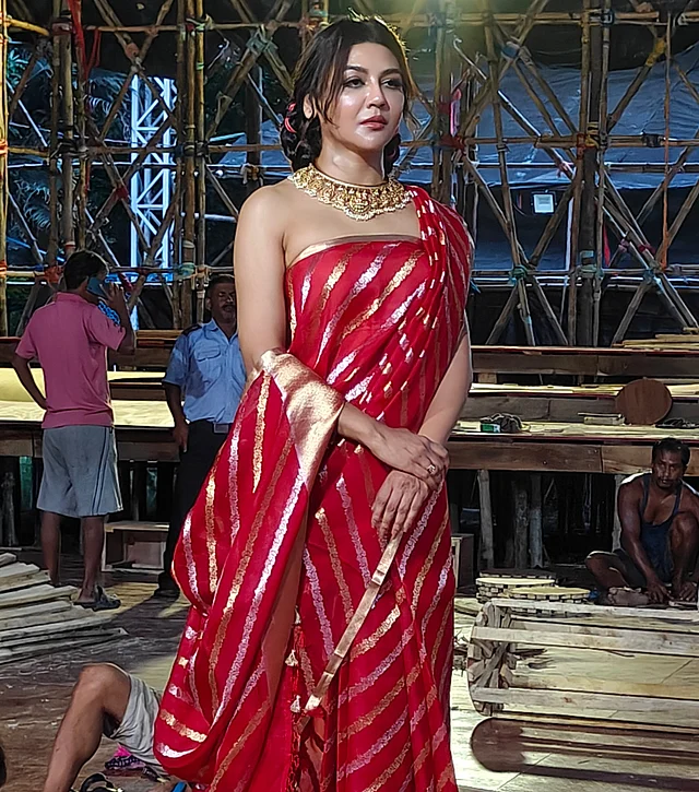 শাড়ির ভাঁজ দিয়েই বুক পর্যন্ত মোড়ানো হয়েছে পোশাকটি। কাঁধ খোলা, স্ট্র্যাপলেস ধাঁচের এই পরার ধরন ঐতিহ্যবাহী শাড়িতে এনেছে আধুনিকতা।