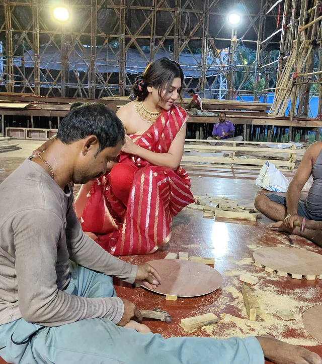 সোনালি নকশার ভারী চোকারটি মন্দিরের গয়নার কথা মনে করিয়ে দেয়। বাড়তি গয়না এড়িয়ে গলার অলংকারকেই সাজের প্রধান আকর্ষণ করেছেন জয়া।