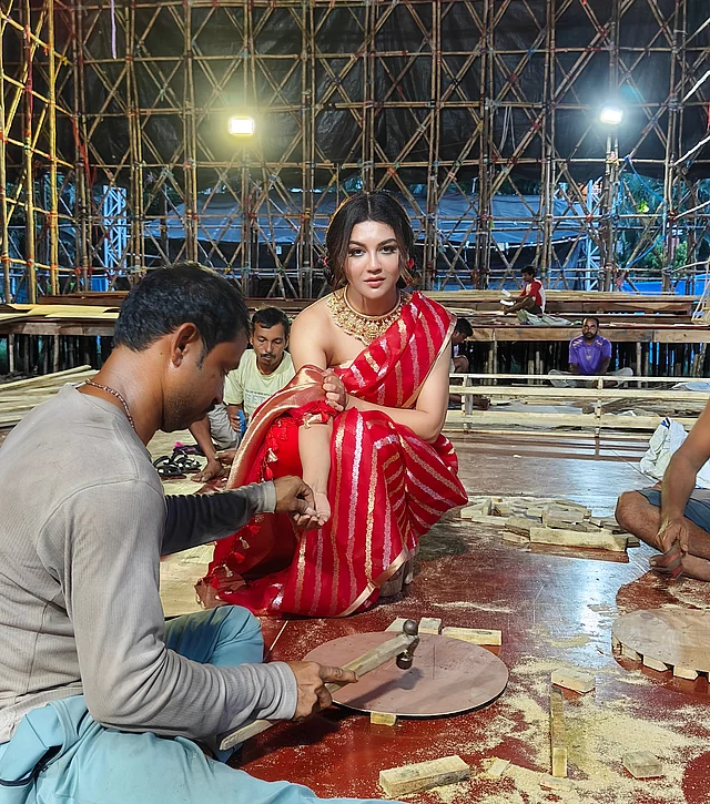 শাড়ির সঙ্গে একই রঙের টাইট-ফিট পায়জামা। রঙের সামঞ্জস্য বজায় রাখার পাশাপাশি এই সমন্বয় সাজে যোগ করেছে সমসাময়িক ফ্যাশনের ছোঁয়া।