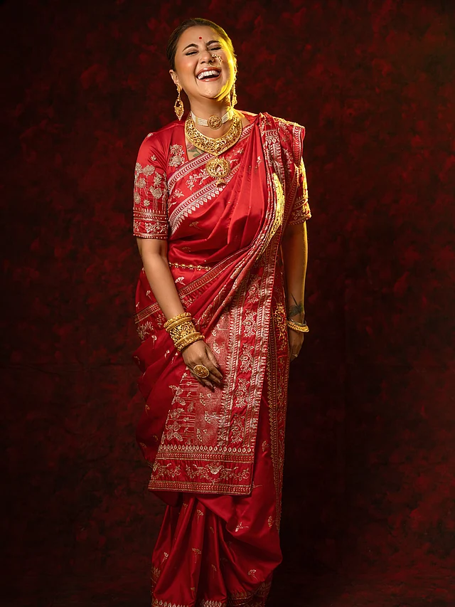 সব মিলিয়ে পুজোর সাজে স্বস্তিকা যেন এক টুকরো বাঙালিয়ানাকে তুলে ধরলেন ।