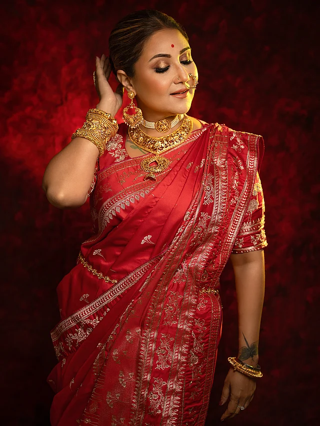 লালের সঙ্গে সোনার গয়নায় সেজেছেন তিনি। কোমরে শোভা পাচ্ছে বিছা