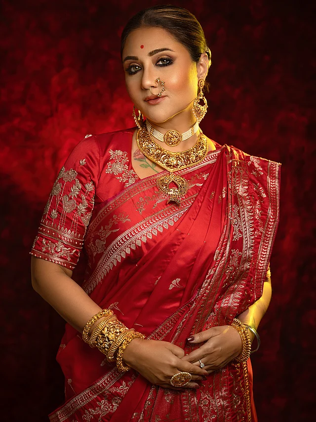 পরেছেন খুব সুন্দর একটা লাল বেনারসি । বাঙালির উৎসবে লালের চেয়ে মানানসই রং আর হয় না।