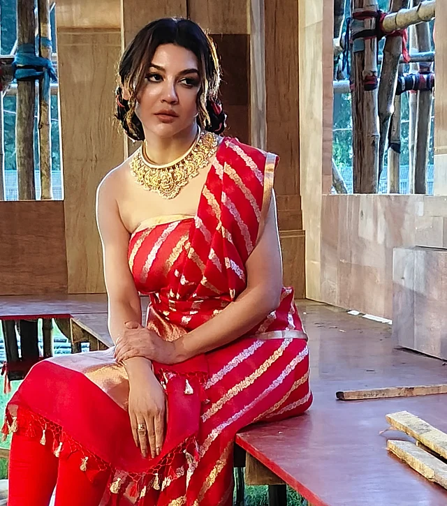 নিচু করে বাঁধা খোঁপায় রয়েছে বিনুনির কাজ। কপালের দুই পাশে আলগা করে রাখা কয়েক গোছা চুল সাজে এনেছে স্বাভাবিক কোমলতা।