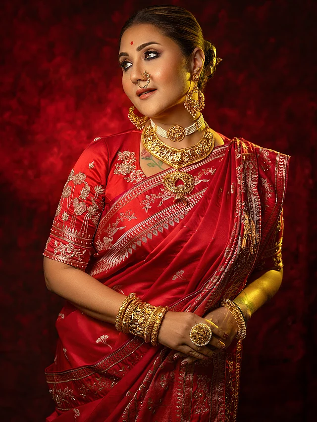 কানে বড় ঝুলন্ত চাঁদ বালি, নাকে নথ। হাতে চওড়া সোনার বালা আর চুড়ির সঙ্গে বড় স্টেটমেন্ট আংটিও পরেছেন তিনি ।