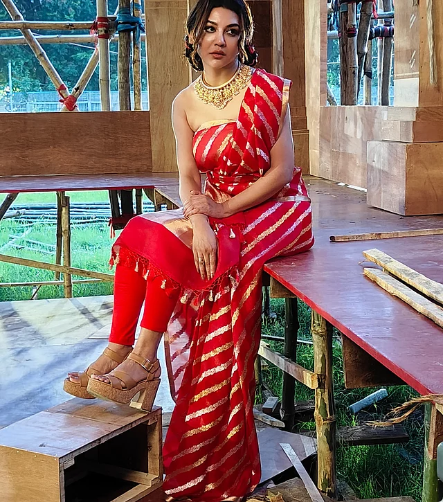 গাঢ় কাজল ও স্মোকি চোখের সঙ্গে ঠোঁটে কোরাল-নুড রং। ত্বকের উজ্জ্বল আভা পুরো সাজে এনেছে ভারসাম্য।