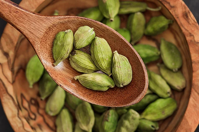 এলাচের সুবাস মুখে সতেজ অনুভূতি তৈরি করে