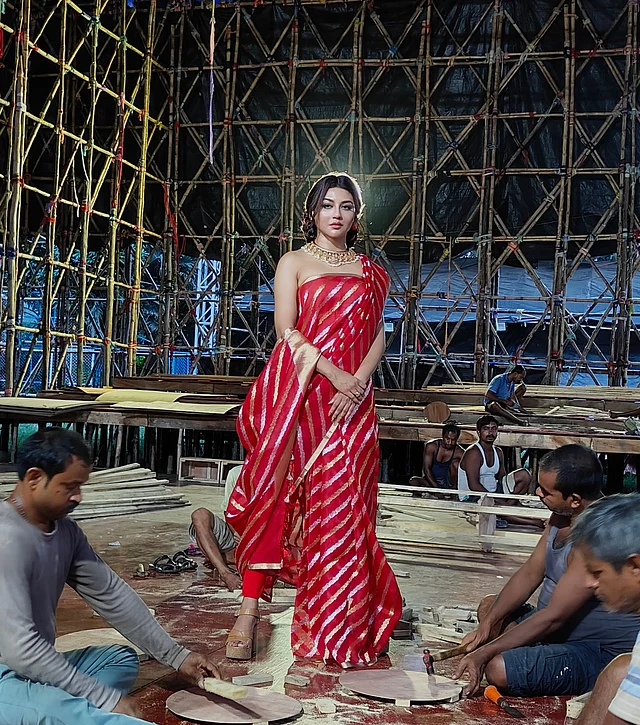 কর্কের তৈরি ক্যামেল রঙের প্ল্যাটফর্ম স্যান্ডেল লাল-সোনালির পাশে তৈরি করেছে সুন্দর বৈপরীত্য। উৎসবের সাজে নিউট্রাল জুতো বেছে নেওয়ার ভালো উদাহরণ এটি।