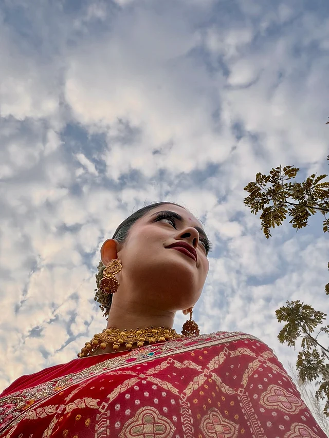 লাল লিপস্টিক, ডানা টানা লাইনার ও টিপের সঙ্গে হাতে পিতলের থালা এবং সিঁদুরের কৌটো যোগ করেছে পুজোর ঐতিহ্যবাহী আবহ।
