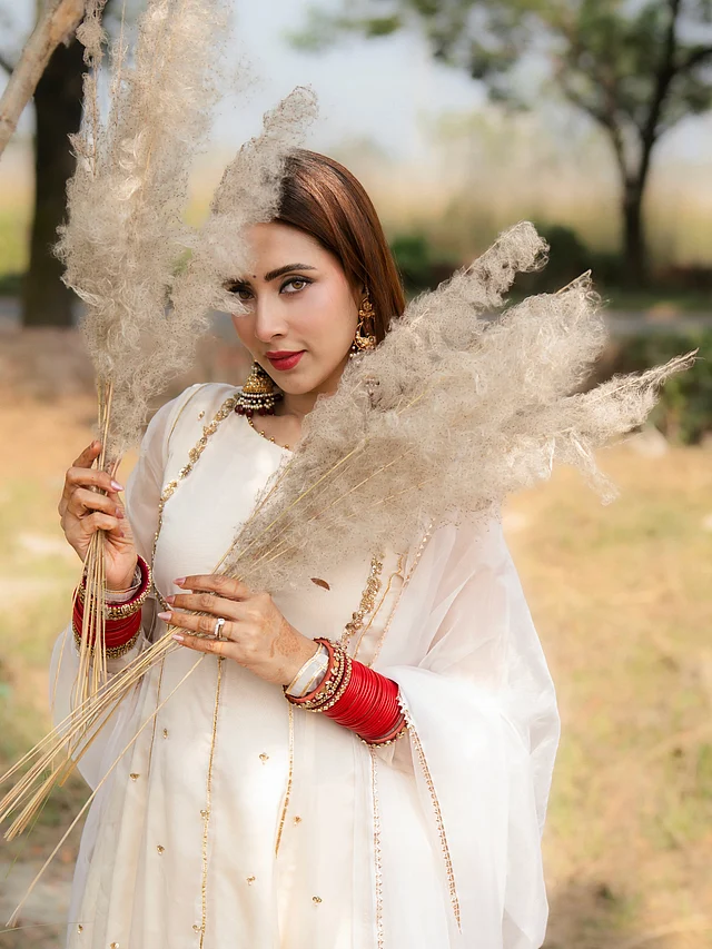 সোজা খোলা চুল, গোলাপি-লাল লিপস্টিক ও ছোট টিপে মিমের সাজে ফুটে উঠেছে আধুনিকতার ছোঁয়া।