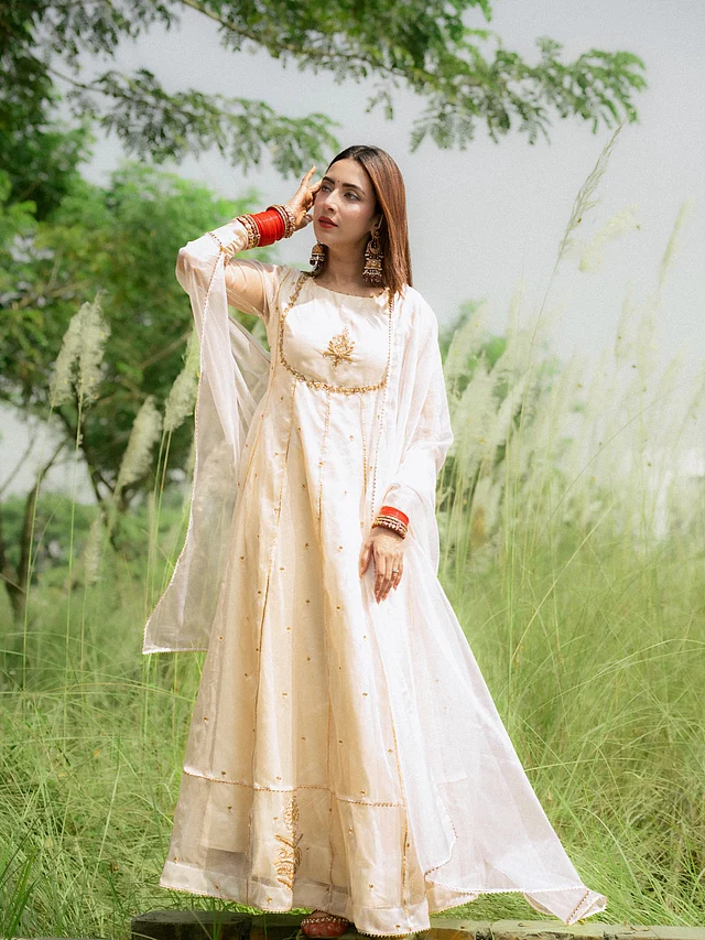 বড় ঝুমকো, কানের সঙ্গে যুক্ত চেন এবং লাল ও সাদা-সোনালি চুড়ির সঙ্গে লাল নকশাদার নাগরা জুতা সাজে এনেছে রঙের বৈপরীত্য।